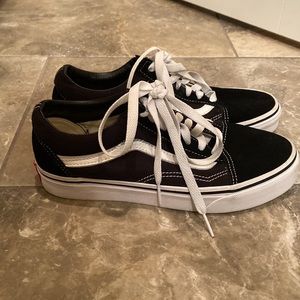 Woman’s black and white old skool vans size 7